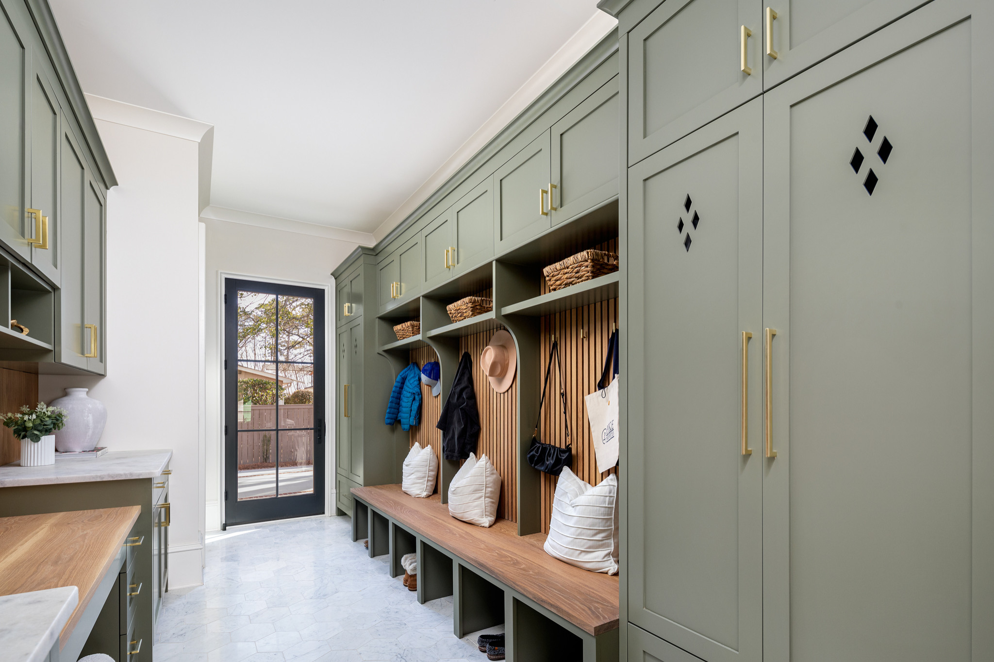 Entryway Storage Ideas For Busy USA Homes